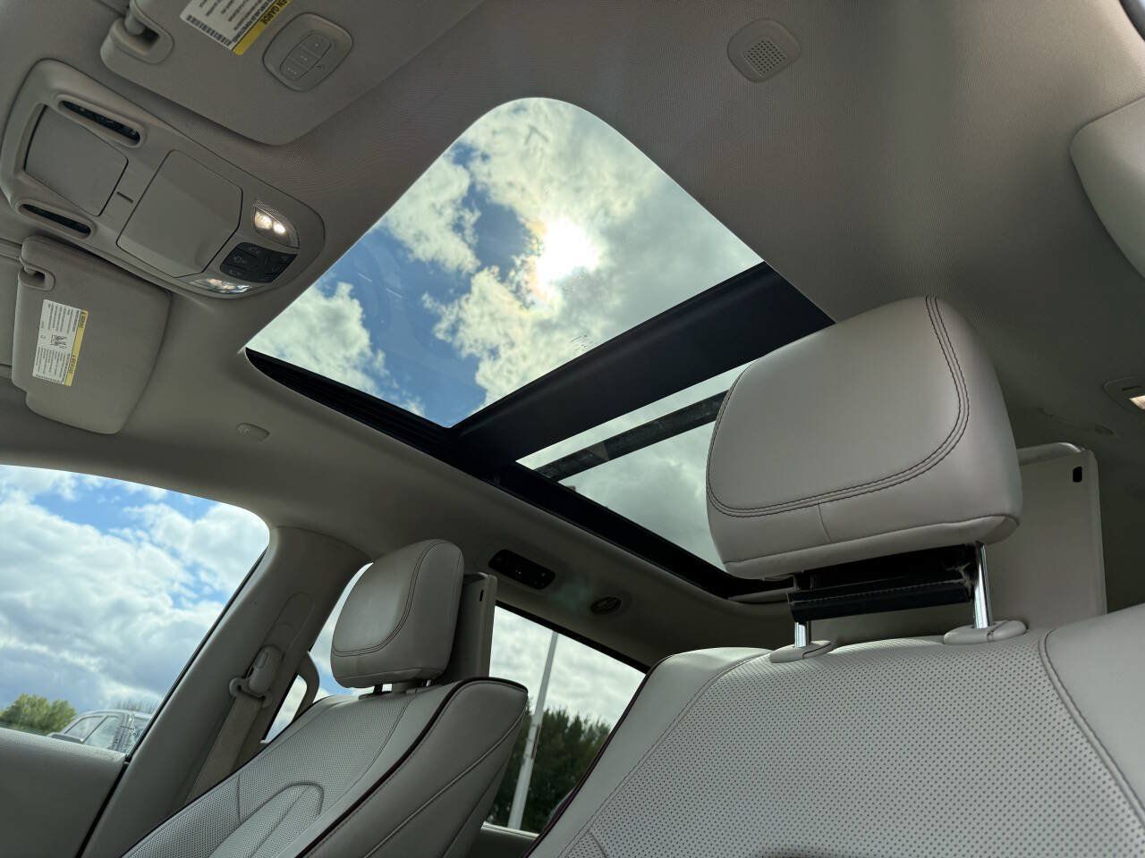Used 2017 Chrysler Pacifica Limited w/ UConnect Theater Package FWD image 17