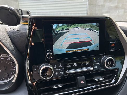 Used 2023 Toyota Highlander XLE AWD/4WD image 18