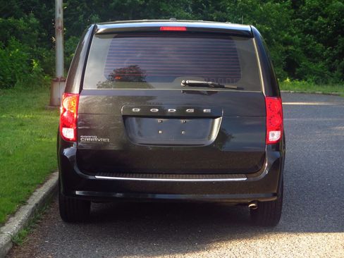 Used 2015 Dodge Grand Caravan American Value Package w/ UConnect Hands-Free Group FWD image 9