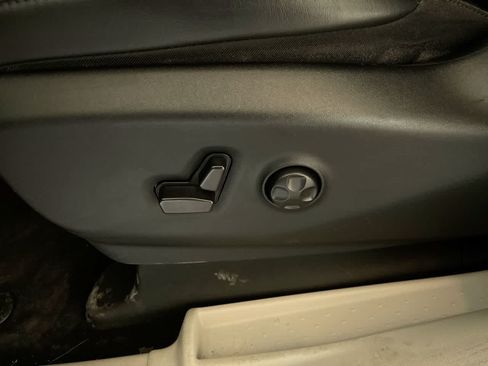 Used 2023 Chrysler Pacifica Touring-L FWD image 12