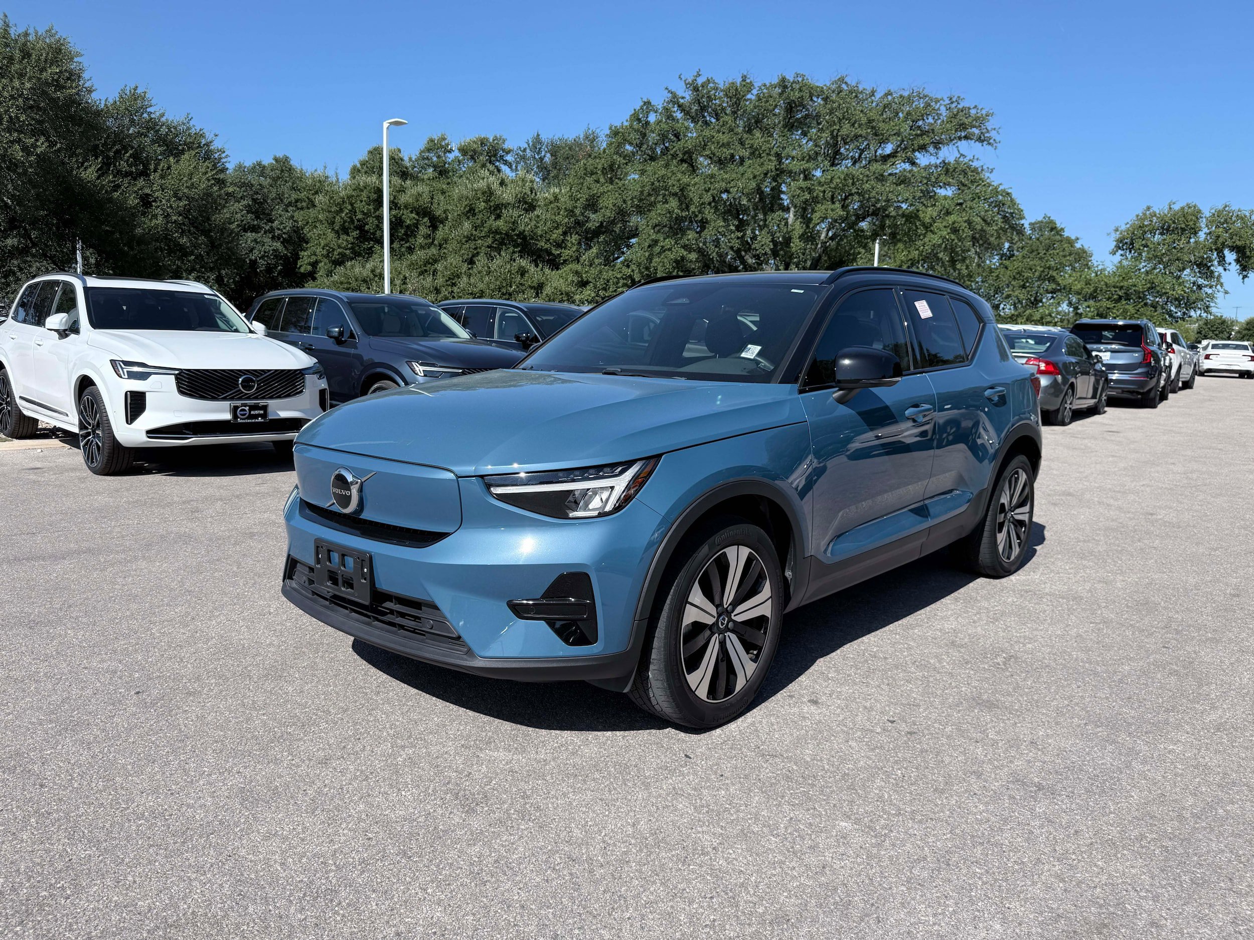Certified 2023 Volvo XC40 Recharge Core AWD/4WD image 2