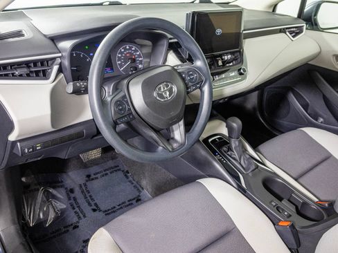 Used 2025 Toyota Corolla LE FWD image 4
