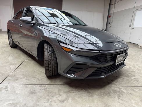 Used 2024 Hyundai Elantra SEL FWD image 5