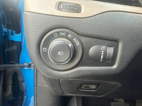 Used 2018 Jeep Cherokee Latitude w/ Altitude Package FWD image 17