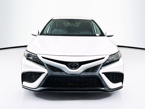 Used 2021 Toyota Camry SE image 2