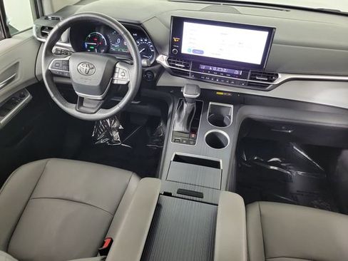 Used 2025 Toyota Sienna XLE FWD image 15