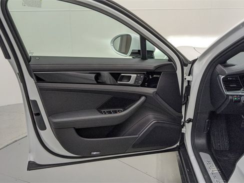 Used 2022 Porsche Panamera 4 image 38