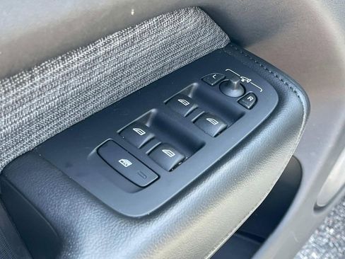 Used 2022 Volvo XC60 B5 Momentum image 27