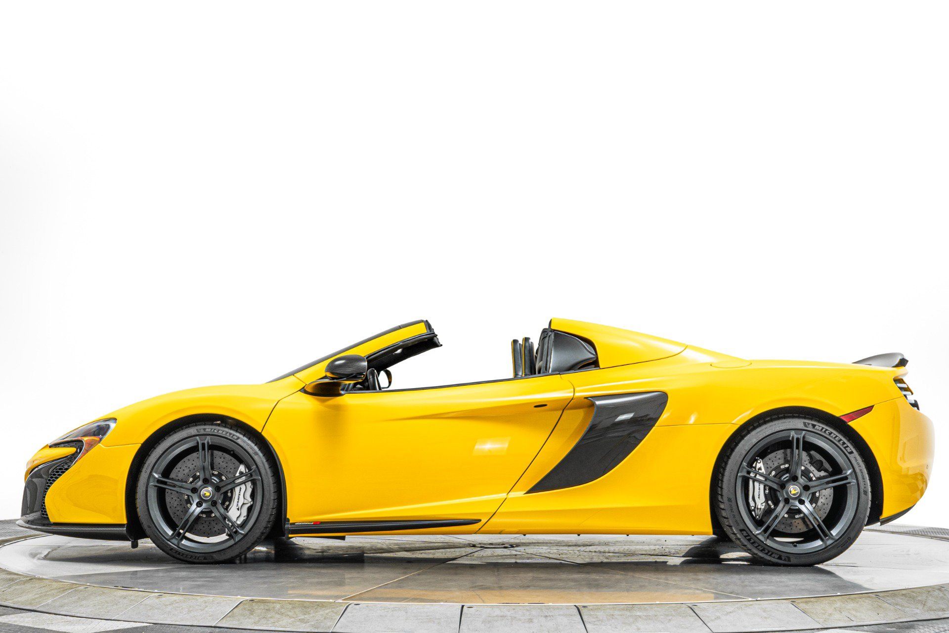 Used 2015 McLaren 650S Spider RWD image 6
