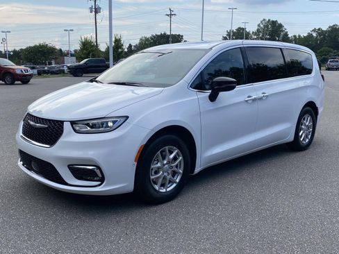 New 2026 Chrysler Pacifica Select image 3