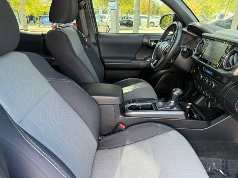 Used 2022 Toyota Tacoma TRD Off-Road RWD image 9