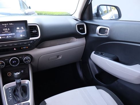 Used 2021 Hyundai Venue SEL FWD image 13