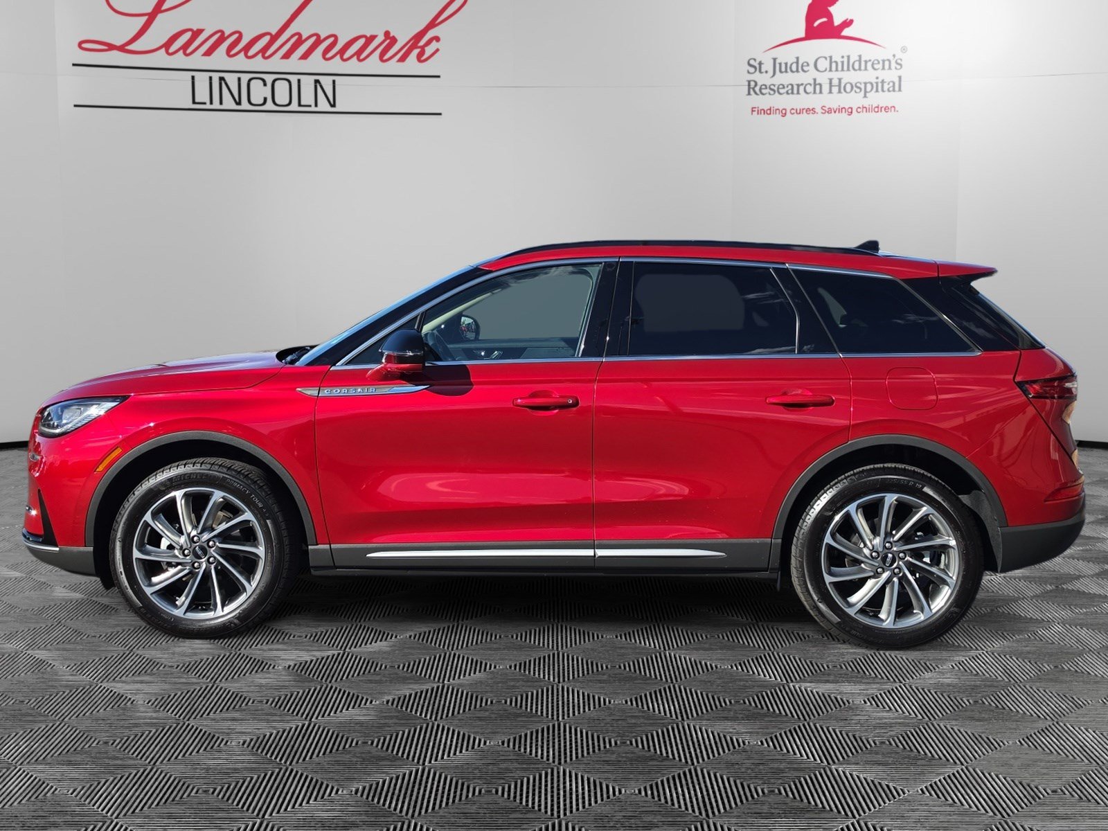Certified 2025 Lincoln Corsair AWD w/ Equipment Group 101A image 2