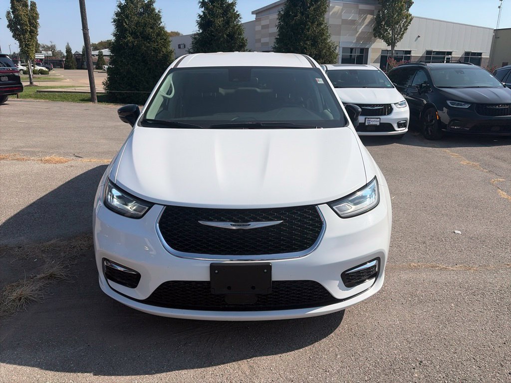 Used 2024 Chrysler Pacifica Touring-L FWD image 9