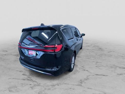 Used 2025 Chrysler Pacifica Select image 10