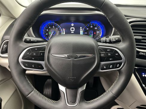 Used 2024 Chrysler Pacifica Touring-L image 14