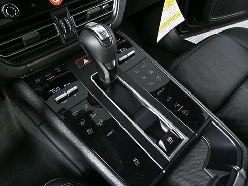 New 2026 Porsche Macan image 17