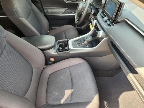 Used 2019 Toyota RAV4 LE FWD image 14