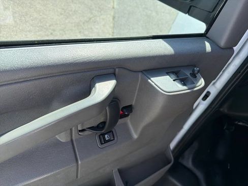 Used 2018 Chevrolet Express 2500 RWD image 18