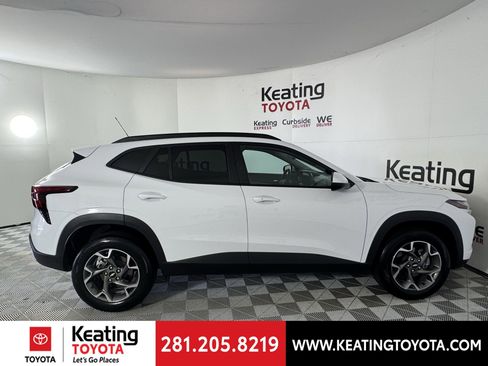 Used 2025 Chevrolet Trax LT w/ LT Convenience Package image 4