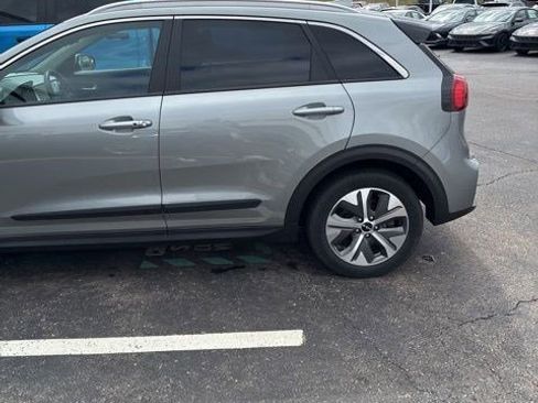 Used 2022 Kia Niro EX Premium image 4