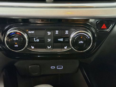 Used 2025 Chevrolet Trax LT w/ LT Convenience Package FWD image 23