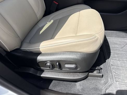 Used 2023 Chevrolet Traverse Premier FWD image 31