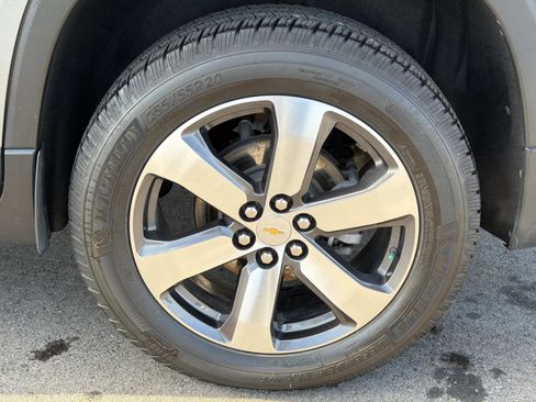 Used 2021 Chevrolet Traverse LT w/ LT Premium Package image 13