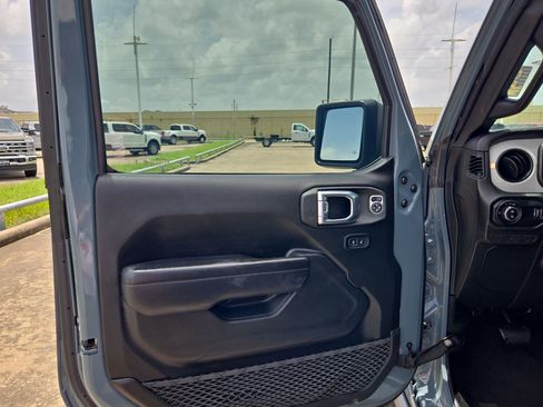 Used 2024 Jeep Gladiator Sport AWD/4WD image 14