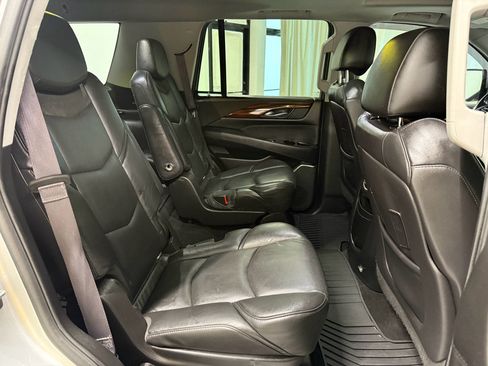 Used 2017 Cadillac Escalade Luxury AWD/4WD image 23