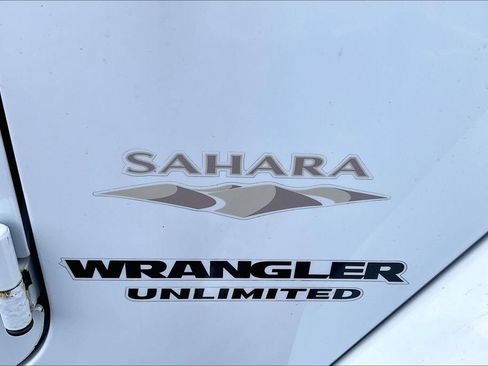 Used 2015 Jeep Wrangler Unlimited Sahara w/ Connectivity Group AWD/4WD image 7