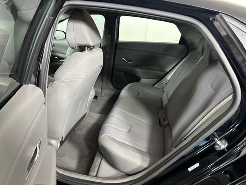 Used 2021 Hyundai Elantra SE image 25