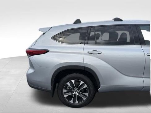Used 2021 Toyota Highlander XLE image 9
