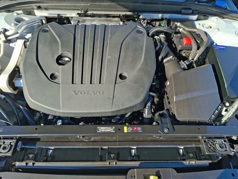 Certified 2025 Volvo V60 B5 Cross Country Ultra image 28