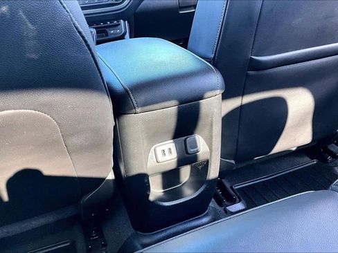 Used 2021 Chevrolet Colorado ZR2 w/ ZR2 Dusk Special Edition AWD/4WD image 34