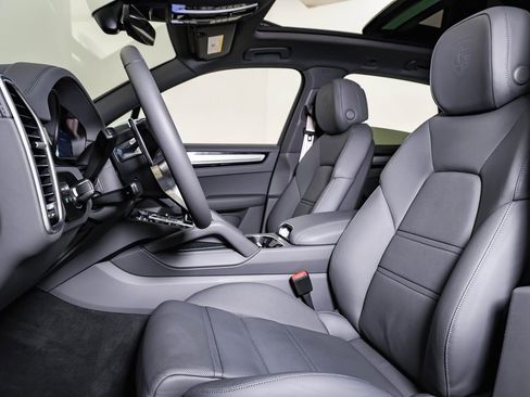 Certified 2023 Porsche Cayenne Platinum Edition image 5