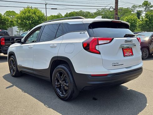 Used 2024 GMC Terrain SLE w/ Driver Convenience Package FWD image 4