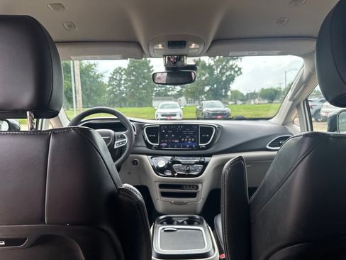 Used 2024 Chrysler Pacifica Touring-L FWD image 25