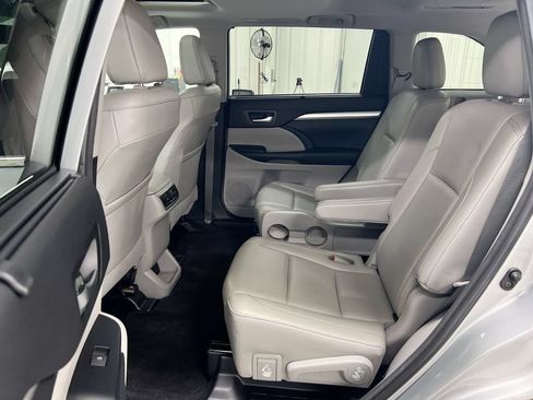 Used 2018 Toyota Highlander XLE AWD/4WD image 24