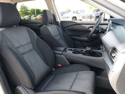 Used 2024 Nissan Rogue SV FWD image 29