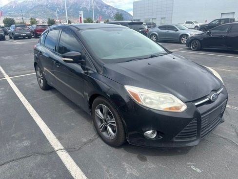 Used 2014 Ford Focus SE w/ SE Sport Package FWD image 2