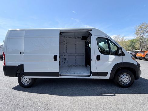 Used 2025 RAM ProMaster 2500 w/ Convenience Group image 9