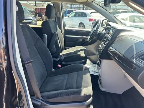 Used 2019 Dodge Grand Caravan SE w/ UConnect Hands-Free Group FWD image 16