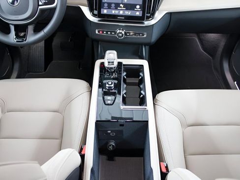 New 2026 Volvo XC90 B6 Core image 17