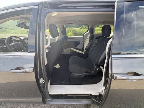 Used 2023 Chrysler Voyager LX FWD image 17