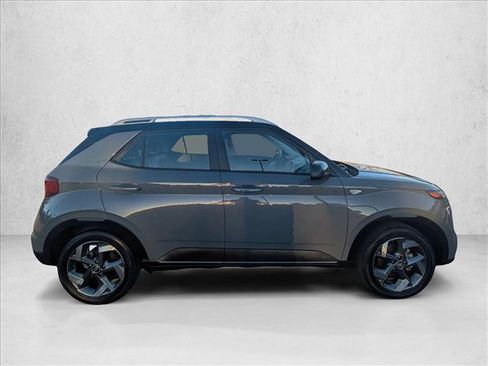 Used 2022 Hyundai Venue Limited FWD image 4
