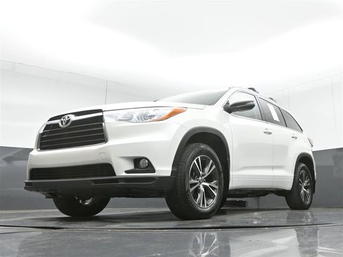 Used 2016 Toyota Highlander XLE AWD/4WD image 29
