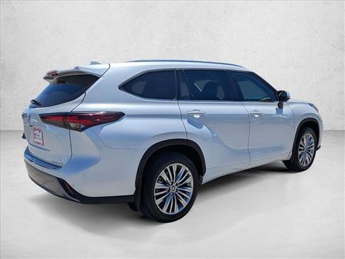 Certified 2024 Toyota Highlander Platinum FWD image 5