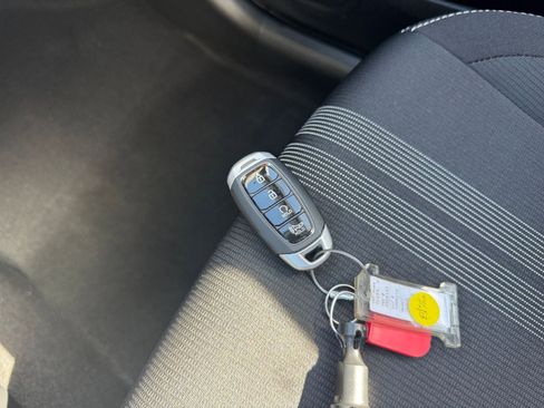 Used 2025 Hyundai Venue SEL image 21