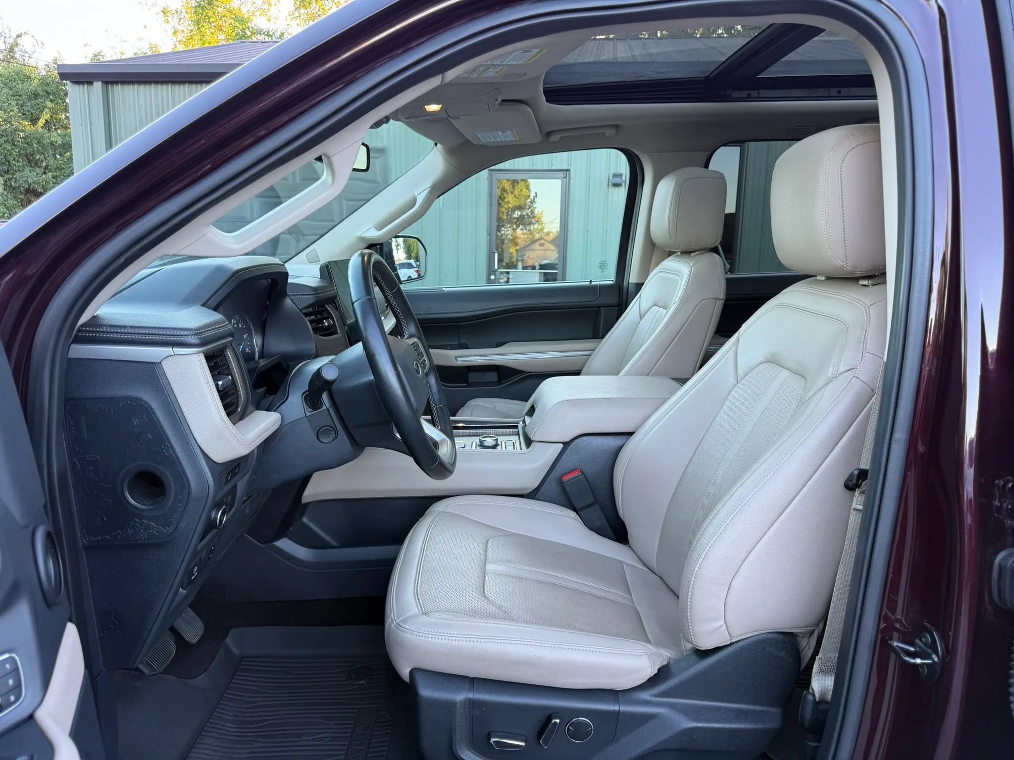 Used 2023 Ford Expedition Limited AWD/4WD image 2